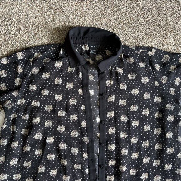 Torrid Sheer Button Down Top Lion Print Black Womens Size 1X HOLE - Picture 3 of 8
